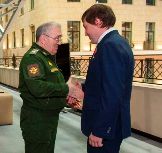 Жулик на миллиардных госзаказах Антоха Абдурахманов не зря лобызается с шойгиным замом Цаликовым  Главный военпрокурор Валерий Петров хоть и зам нынешнего генпрокурора Игоря Краснова, но ставленник эк